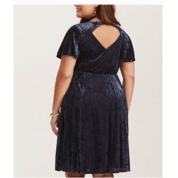 Torrid Womens dress size 1x Blue Velvet Floral  Short Sleeve Keyhole Back - Picture 6 of 6